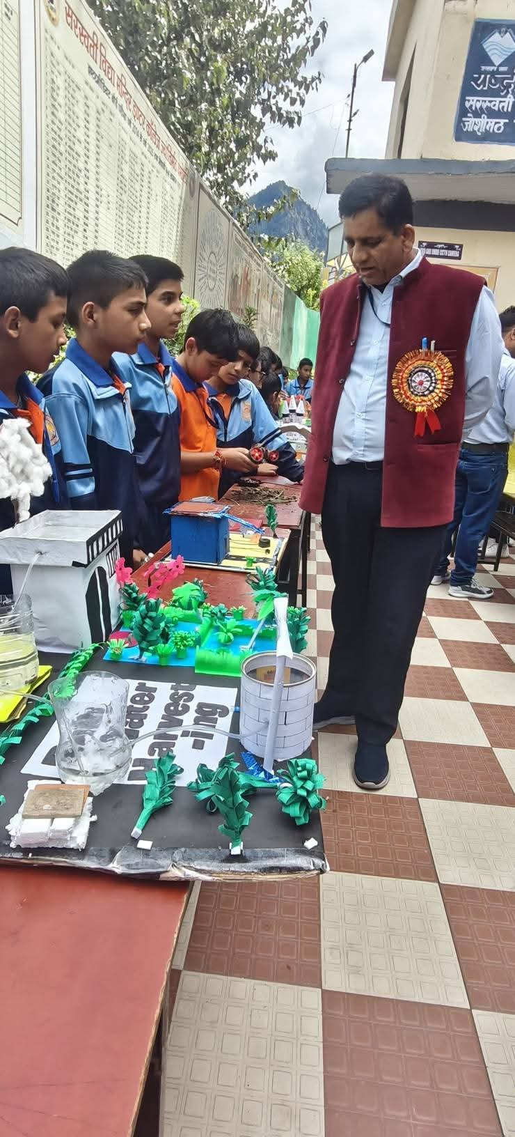 शैक्षिक प्रदर्शनी में विद्यार्थियों ने दिखाई प्रतिभा