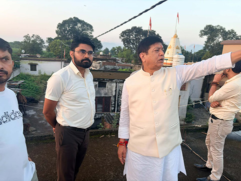 खता रोड पर बिजली के पोल में उतरा करंट, मचा हड़कंप